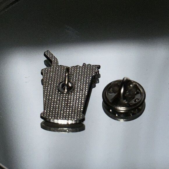 Maker’s Mark mint julep collectible lapel pin - Picture 4 of 4